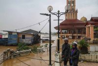 Keadaan Sungai Kelantan berhampiran Tambatan D&#039;Raja yang mula melepasi paras bahaya hari ini. - Foto: Bernama