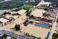 Bank juga menawarkan penggantian percuma bagi dokumen bank seperti kad debit, kad kredit, cek dan penyata bank yang rosak atau hilang akibat banjir. Gambar fail