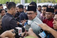 Anwar ketika sidang media selepas menunaikan solat Jumaat di Surau Pudina, Presint 17, pada Jumaat. Foto Bernama 