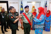 Muhammad Hafizuddeain dan isteri, Puan Sri Hartiah Hamzah memakaikan pangkat Staf Sarjan kepada Mohd Nor di Wisma Pertahanan, Kuala Lumpur pada Jumaat.