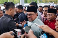 Anwar ketika sidang media selepas menunaikan solat Jumaat di Surau Pudina, Presint 17, pada Jumaat. Foto Bernama