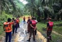 Operasi SAR dilakukan bersama pihak Polis, APM dan turut disertai penduduk kampung. Foto JBPM