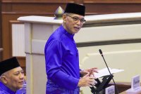 Wan Rosdy ketika membentangkan Belanjawan Pahang 2025 di DUN Pahang pada Jumaat. Foto Bernama