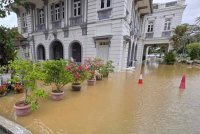 Kediaman MB Kedah terletak kira-kira 100 meter dari tebing Sungai Anak Bukit telah mula dimasuki air pada awal pagi Jumaat. Foto Zukifli Yahaya