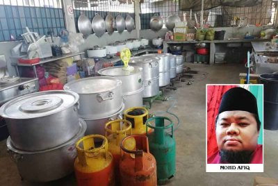 Dapur berpusat milik Mohd Afiq dilengkapi dengan pelbagai kemudahan memasak.