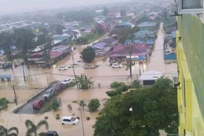 Beberapa laluan di Meru yang dilanda banjir tular di media sosial pada Jumaat.