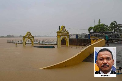 Paras air Sungai Kelantan di Tambatan D’Raja di sini semakin meningkat susulan hujan lebat berterusan sejak beberapa hari lepas, sekali gus menenggelamkan keseluruhan kawasan daratan di tambatan yang menjadi tarikan pelancongan di negeri berkenaan. - Foto: Bernama