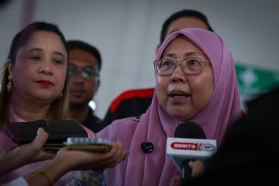 Fuziah (kanan) ketika sidang akhbar pada Majlis Perasmian Pembukaan Gudang Baharu Penyimpanan Tong Komposit LPG ACGAS di Kawasan Perindustrian Tasik Utama hari ini. - Foto: Bernama