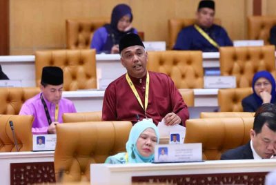 Khairudin ketika menjawab soalan tambahan daripada Berhanudin (PN- Manong) pada Mesyuarat Ketiga Tahun Kedua Dewan Negeri Perak di Ipoh pada Jumaat. Foto: ihsan SUK Perak