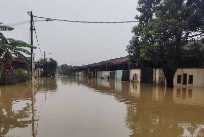 Kawasan perumahan di Taman Seri Puteri, Meru dilanda banjir pada Jumaat.