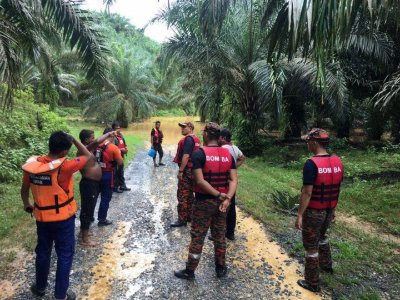 Operasi SAR dilakukan bersama pihak Polis, APM dan turut disertai penduduk kampung. Foto JBPM 