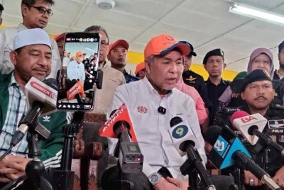 Ahmad Zahid bercakap kepada pemberita selepas meninjau PPS Sekolah Kebangsaan Tapang pada Jumaat.