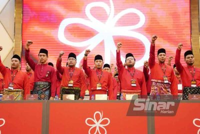 Muhammad Hilman (tengah) menegaskan Armada Bersatu akan terus berdiri teguh dan setia untuk maju bersama Muhyiddin sehingga gabungan berkenaan berjaya merampas Putrajaya.