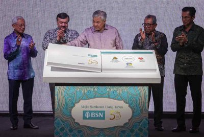 Ahmad Zahid merasmikan Majlis Sambutan Ulang Tahun Bank Simpanan Nasional (BSN) ke-50 di Pusat Perdagangan dan Konvensyen Antarabangsa Malaysia (MITEC), pada Jumaat. Turut sama, Menteri Kewangan II, Datuk Seri Amir Hamzah Azizan (dua dari kiri); Pengerusi BSN, Datuk Seri Dr Awang Adek Hussin dan Ketua Pegawai Eksekutif dan Pengarah Eksekutif BSN, Jay Khairil Jeremy Abdullah (kanan). Foto Bernama