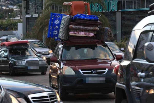 Jalan utama dari ibu kota menuju ke selatan sesak dengan kenderaan penduduk yang mahu kembali semula ke rumah mereka.