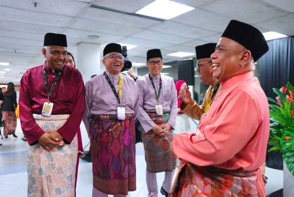 Saarani (kiri) bersama anggota pentadbiran kerajaan negeri sempena Mesyuarat Ketiga Tahun Kedua Dewan Negeri Perak di sini pada Jumaat.