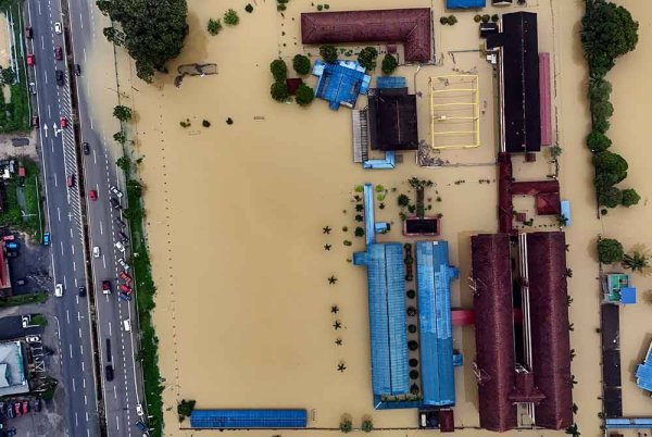 MRL menegaskan tidak semua kawasan dilanda banjir di sepanjang jajaran projek ECRL adalah berpunca daripada projek mega berkenaan. Gambar hiasan Bernama