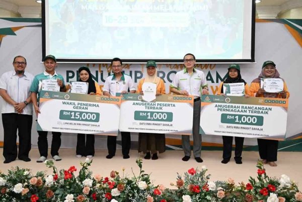 Rizal (tiga dari kanan) dan Shaifulfazlee (empat dari kiri) bersama Usahawan Asnaf yang berjaya menamatkan latihan bawah Program Tunas Perintis Usahawan.