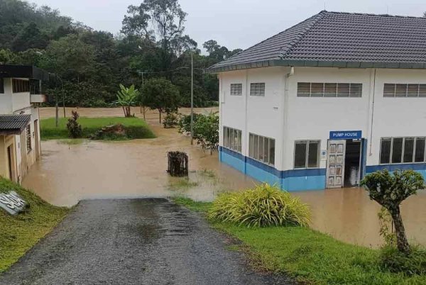 LRA Lubuk Merbau terpaksa dihenti tugas berikutan peningkatan paras sungai ke tahap kritikal di muka sauk pada Jumaat. Foto Sada