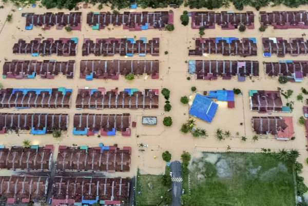 Pemandangan udara menunjukkan kawasan perumahan di Taman Pinggiran Sungai Kelamah ditenggelami banjir ekoran hujan lebat sejak lewat petang semalam ketika tinjauan pada Jumaat. Foto Bernama