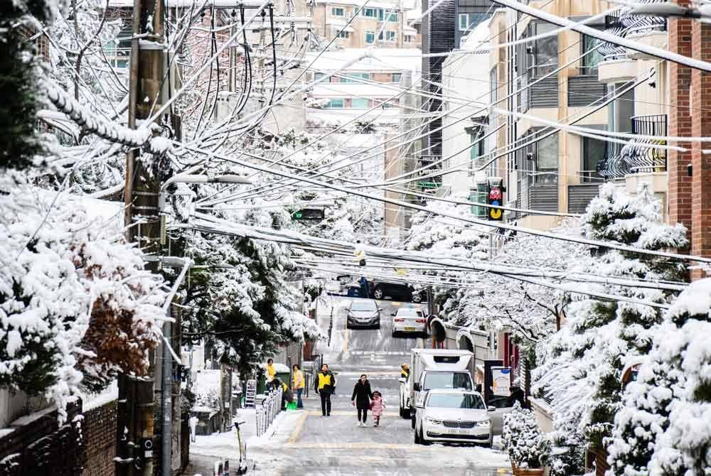 Laluan pejalan kaki diselaputi salji tebal sehingga mengganggu lalu lintas di sekitar Seoul.