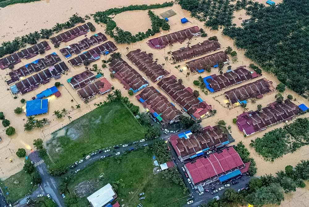 Pemandangan udara menunjukkan kawasan perumahan di Taman Pinggiran Sungai Kelamah, Tampin ditenggelami banjir ekoran hujan lebat. - Foto BERNAMA