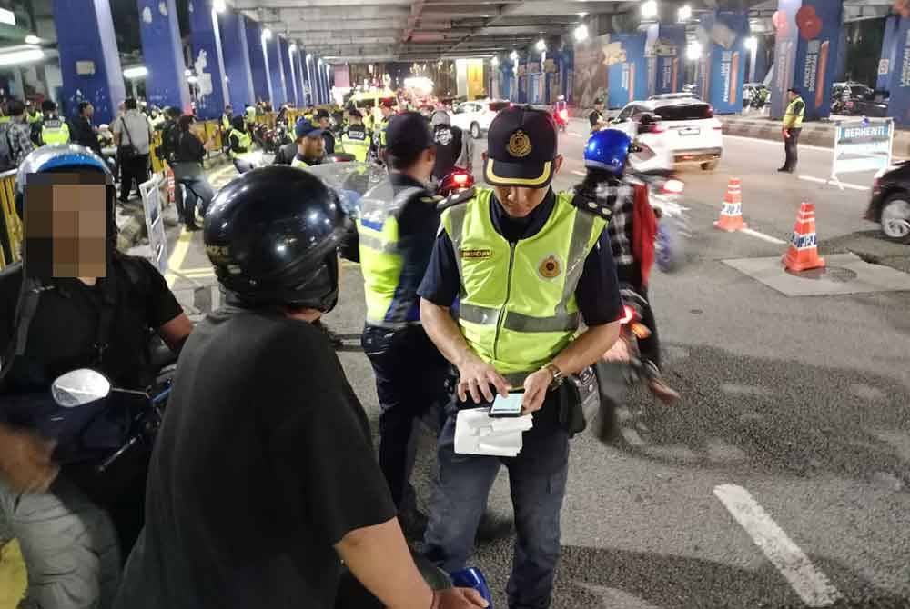 Penunggang motosikal ditahan untuk pemeriksaan dalam Ops Khas Motosikal di Jalan Bangsar pada Jumaat.