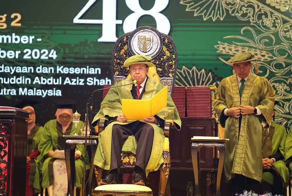 Sultan Selangor, Sultan Sharafuddin Idris Shah ketika menyempurnakan Majlis Konvokesyen UPM Ke-48 (Sidang 2) Tahun 2024 di Dewan Besar, Pusat Kebudayaan dan Kesenian Sultan Salahuddin Abdul Aziz Shah (PKKSSAAS), UPM pada Sabtu.