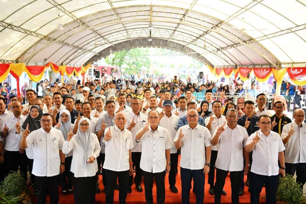 Dato’ Sri Diraja (tengah) bersama pemimpin negeri Pahang pada program Moh Karnival Makmur 2024 Peringkat Daerah Raub di Taman Tasik Raub, pada September lalu.