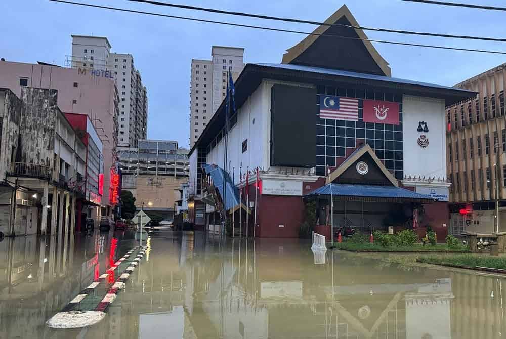 Air Sungai Kelantan mulai melimpah masuk ke Bandar Kota Bharu pada Sabtu.