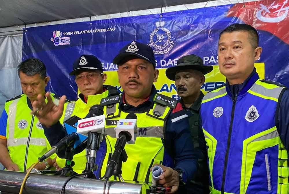 Mohd Yusoff (tengah) ketika sidang akhbar di Balai Polis Repek, Pasir Mas pada Sabtu.