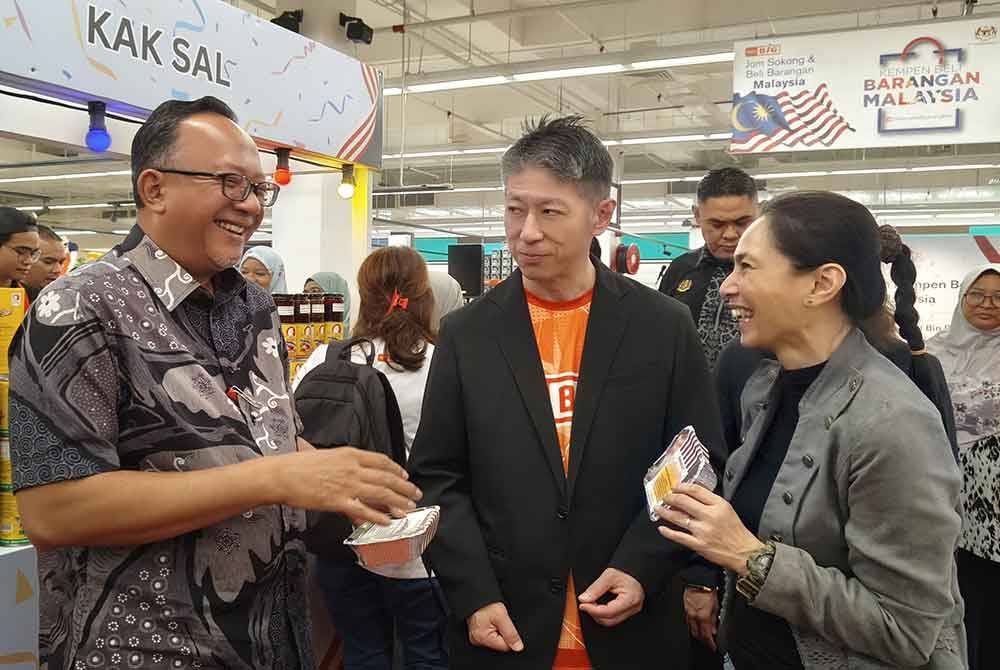 Adiratno (kiri) meninjau produk tempatan pada perasmian KBBM 2024 di AEON BiG Putrajaya pada Sabtu.