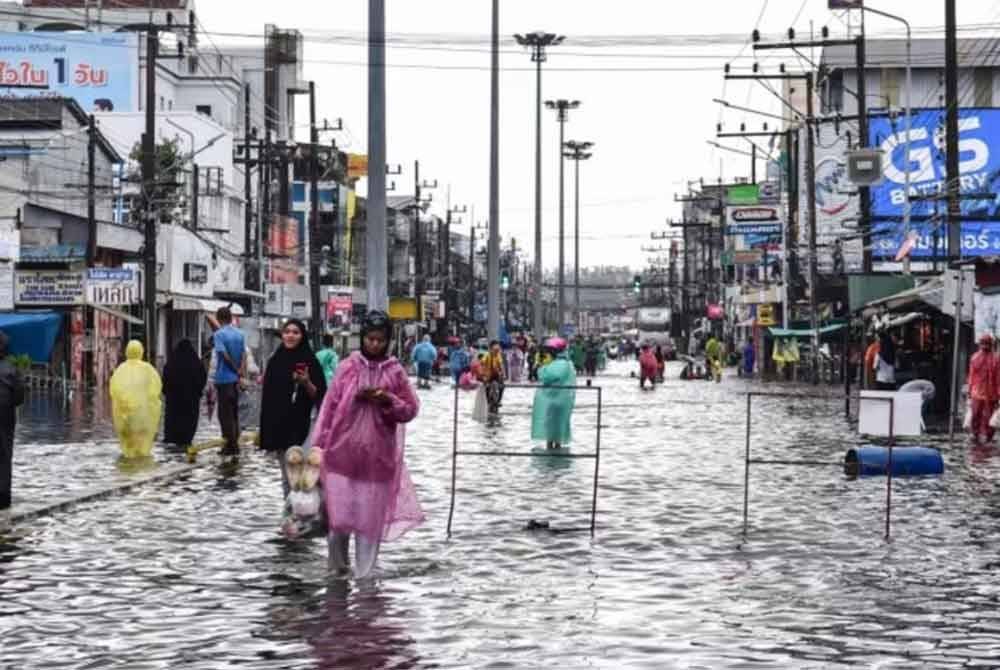 Hujan lebat berterusan di selatan Thailand menyebabkan banjir besar yang meragut sembilan nyawa. Foto AFP