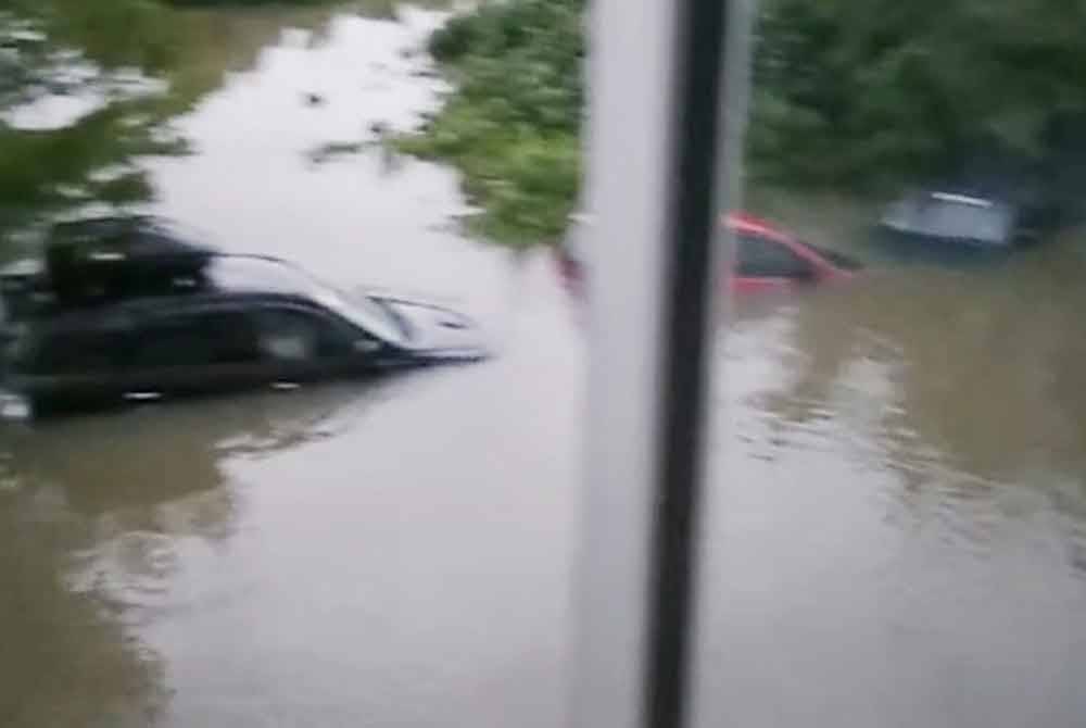 Keadaan di luar bangunan dua tingkat yang dihuni oleh 30 mangsa banjir di Taman Sri Bayu, Tumpat. Foto ihsan pembaca