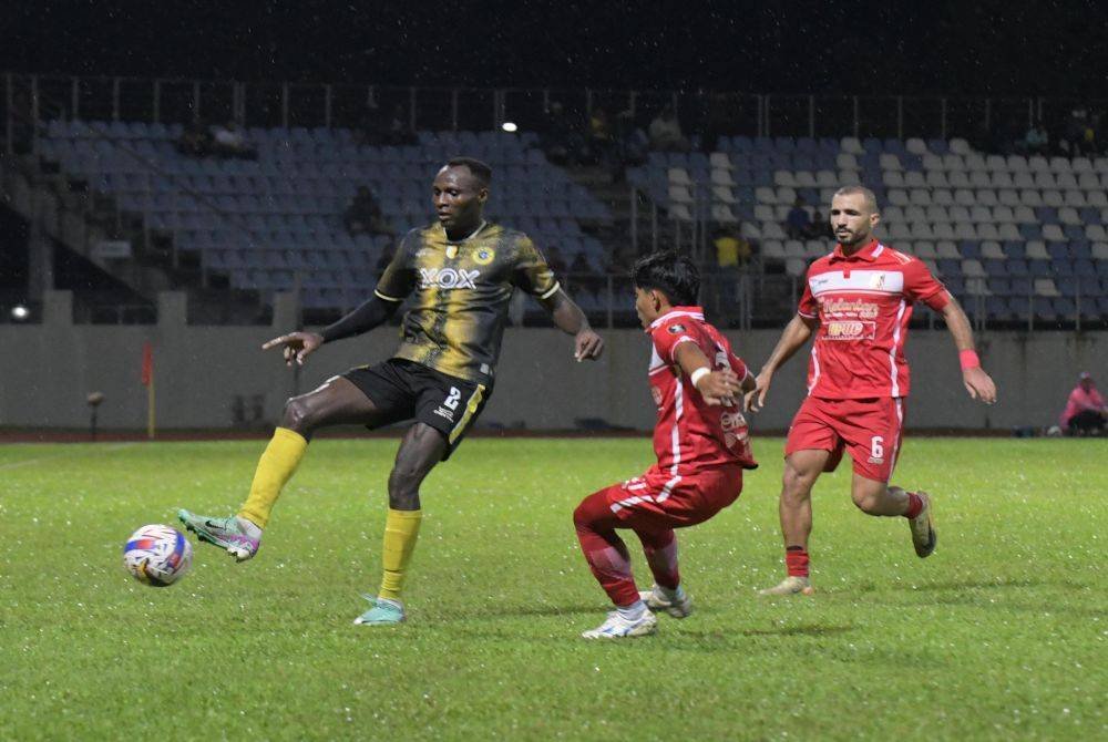 Aksi perlawanan di antara Perak FC dengan KDN FC di Stadium Majlis Perbandaran Manjung di sini pada Sabtu.