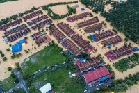 Pemandangan udara menunjukkan kawasan perumahan di Taman Pinggiran Sungai Kelamah, Tampin ditenggelami banjir ekoran hujan lebat. - Foto BERNAMA