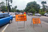 Jalan Kepala Batas ke Bukit Tinggi terpaksa ditutup. - Foto: JKR Kubang Pasu