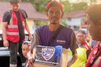 Azwan ketika dalam satu program bantuan mangsa banjir yang disertainya sebelum ini.