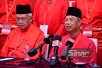 Muhyiddin (kanan) pada sidang media selepas berucap pada Perhimpunan Agung Tahunan (PAT) Bersatu kali ketujuh di IDCC, Shah Alam pada Sabtu.