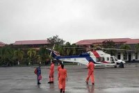 Polis Kelantan menggunakan khidmat helikopter untuk menghantar bekalan makanan ke lokasi banjir yang terputus hubungan sejak pagi tadi pada Sabtu.