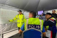 Mohd Yusoff (kanan) mendengar taklimat yang disampaikan oleh Ketua Polis Daerah Pasir Mas Asisten Komisioner Kama Azural Mohamed semasa lawatan ke Balai Polis Repek, Pasir Mas pada Sabtu.