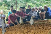 Ibu mangsa, Ruziah Fuad (empat dari kanan) kelihatan sugul pada pengebumian dua anaknya yang maut akibat kejadian tanah runtuh di Kampung Bukit Apit, Ajil pada petang Jumaat.