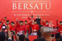 Muhyiddin (tengah) ketika Perhimpunan Agung Tahunan Bersatu kali ketujuh di Pusat Konvensyen Ideal Shah Alam (IDCC) pada Sabtu.