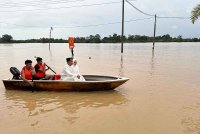 Nur Izzatul Asma dan Mohamed Khairie bergambar kenangan selepas selesai majlis akad nikah berikutan banjir yang melanda kawasan inap desa yang disewa keluarganya. Foto Bernama