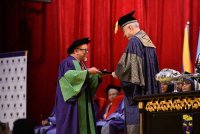 Wan Azman dianugerahkan gelaran Profesor Emeritus pada sidang pertama Istiadat Konvokesyen Universiti Malaya Ke-64 baru-baru ini.