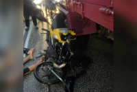 Seorang pelajar lelaki maut selepas motosikal ditunggang mereka merempuh sebuah lori yang berada di atas Jambatan Felda Seberang Tayor pada Jumaat. Foto PDRM