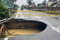 Jalan Kemuning-Bukit Belah, Machang ditutup sepenuhnya kepada semua kenderaan pada Sabtu. Foto Roadcare Wilayah Kelantan