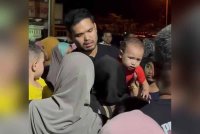 Khairul Aming menerusi posting di Instagram miliknya memaklumkan, dalam tempoh dua jam beliau berjaya kumpul bantuan untuk 2,000 mangsa banjir di Pasir Mas. Keratan video IG Khairung Aming