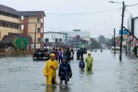 Orang ramai meredah banjir yang mula surut ketika tinjauan Bernama di Bandar Pasir Puteh hari ini. Foto Bernama