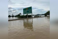 Laluan arah selatan Lebuhraya Utara-Selatan di susur keluar Jitra ditutup kepada akibat dinaiki air petang ini. Foto Bernama